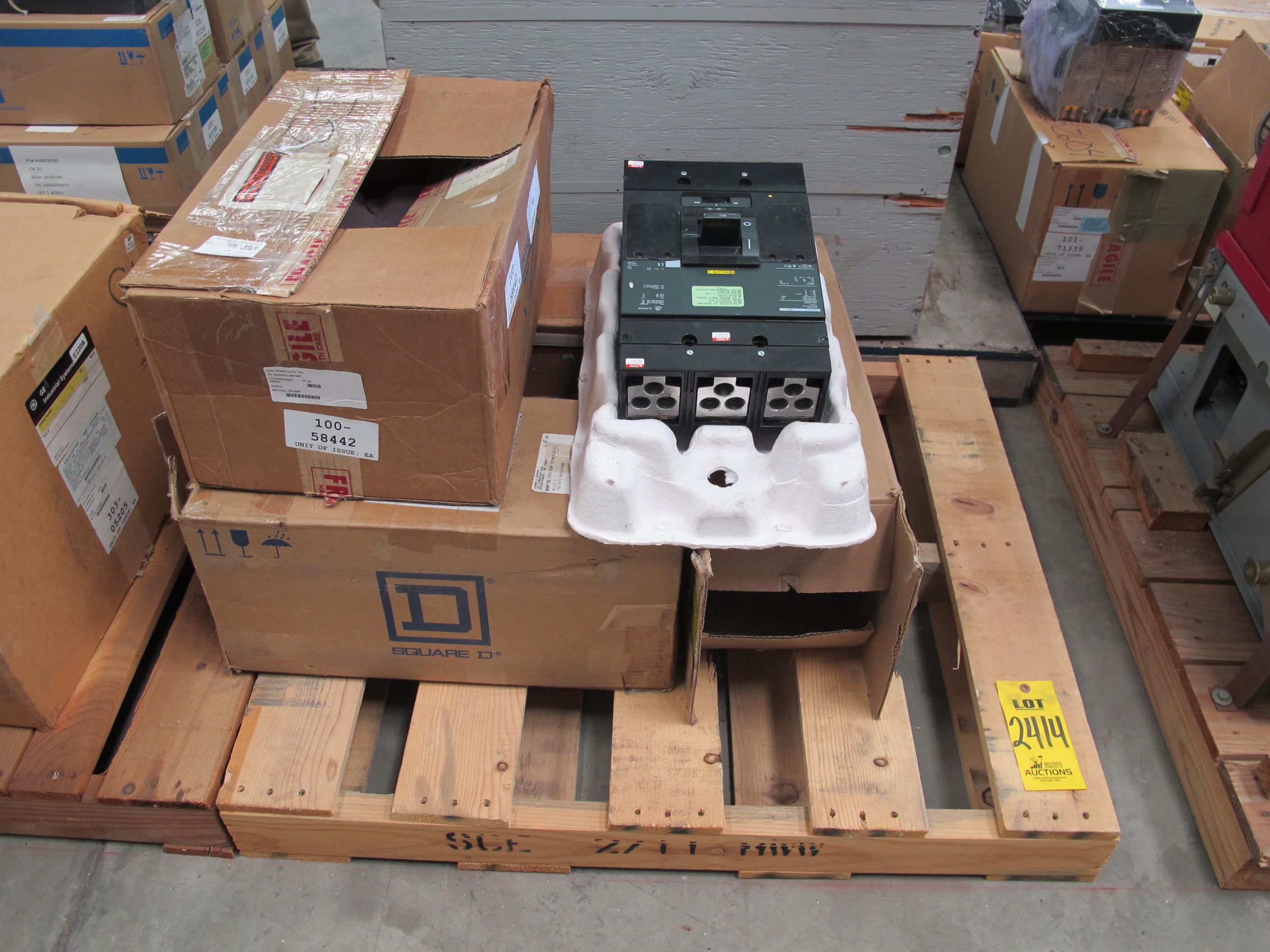 LOT (4) BREAKERS, CIRCUIT TYPE, THERMAL MAGNETIC KIND, 600 AMP RATING, 600 VOLT RATING, 3 POLE. MOLDED CASE, PART # MAL36600/ST (W-44) LOADING & HANDLING FEE $15-